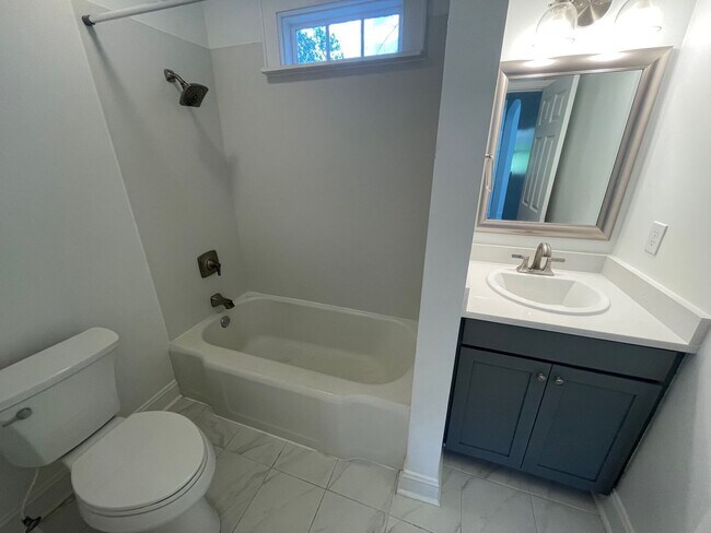 Building Photo - Earlewood Park - Convenient to Downtown and Interstates