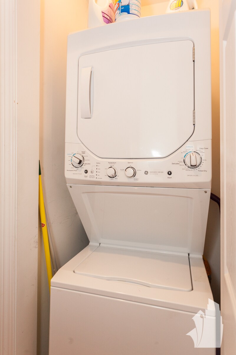 Building Photo - 3750 N Wilton Ave