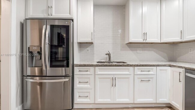 Building Photo - 740 Beachwood Ln