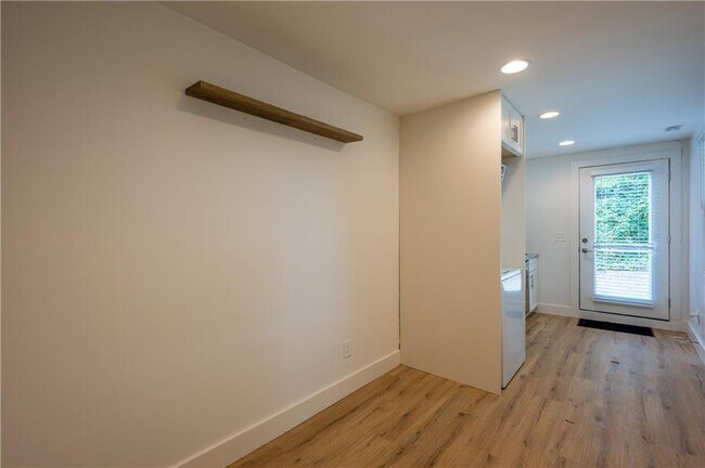 Building Photo - 1170 Greenwich St SW