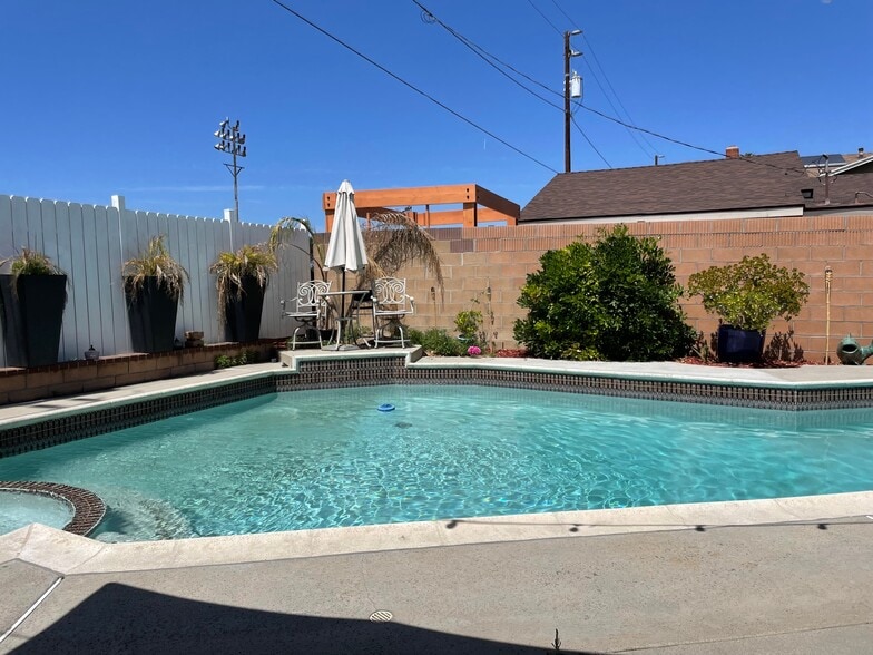 Building Photo - 20235 Galway Ave