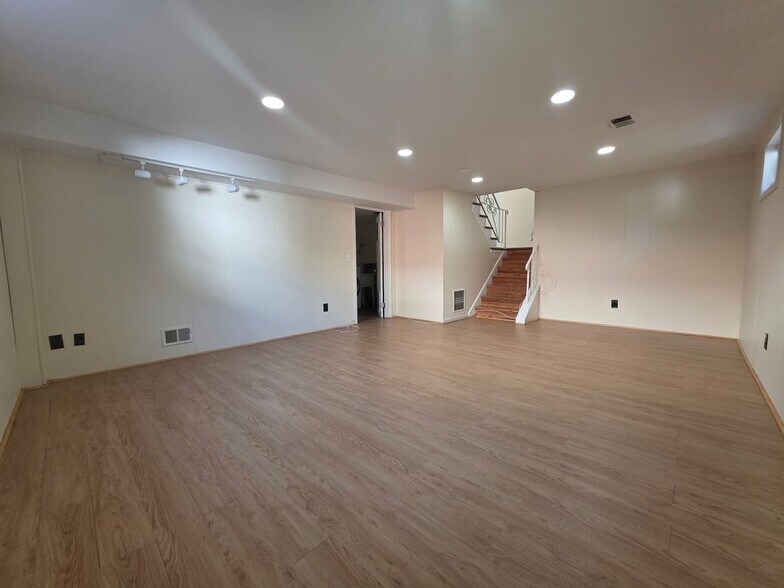 Building Photo - 612 Kenbrook Dr