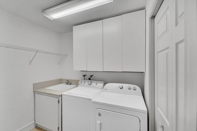 Building Photo - 6419 NW 99th Dr