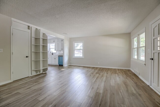 Building Photo - Charming 3-Bedroom Omaha Home with Finishe...