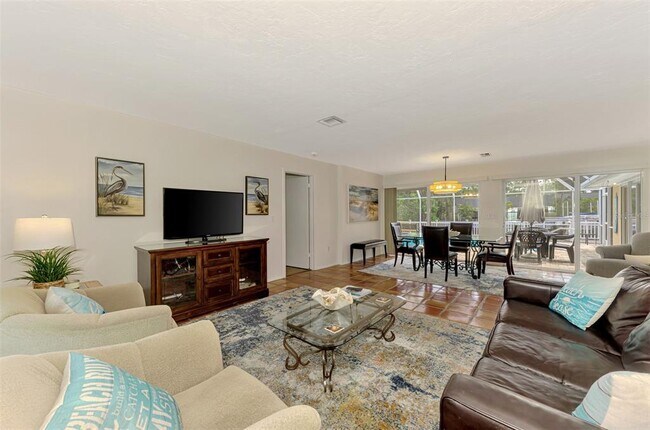 Building Photo - 4946 Commonwealth Dr