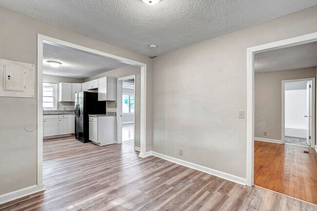 Building Photo - AVAILABLE NOW!! 4 bedroom Brick Ranch Style Home