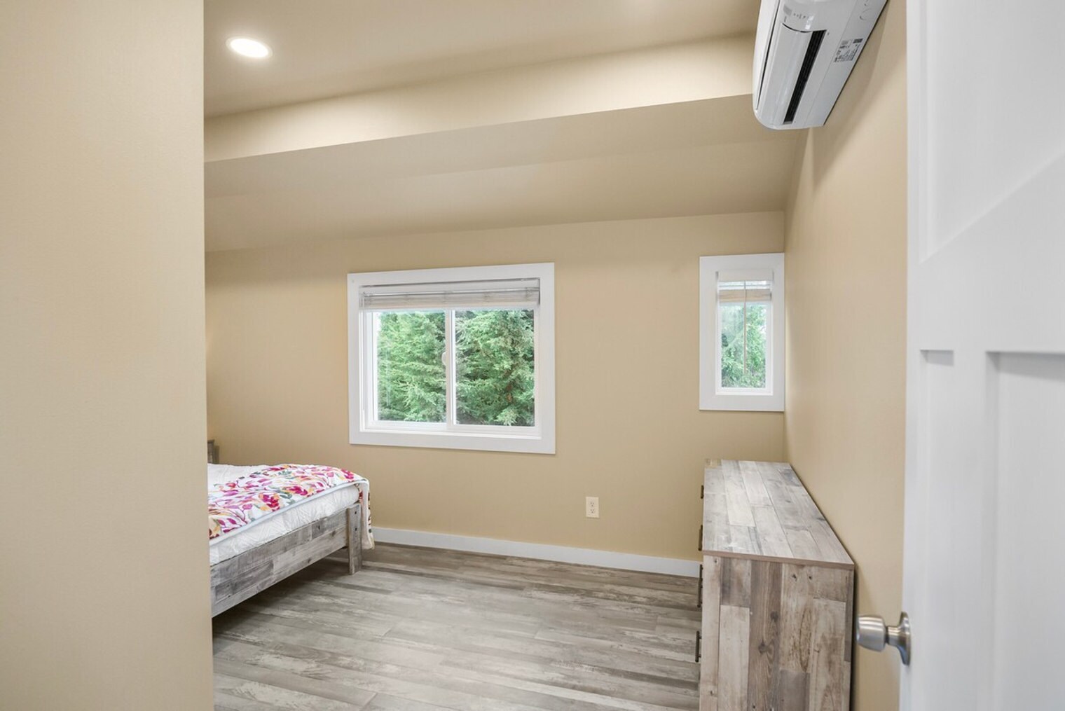 Building Photo - 914 16th Ave