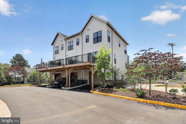 Building Photo - 5851 Columbia Pike