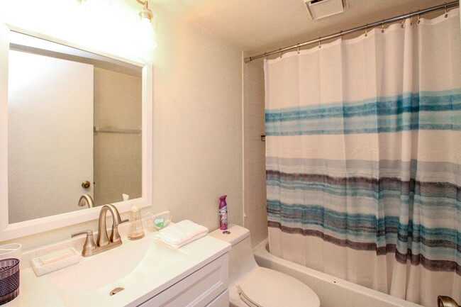 Building Photo - ** 2/2 FIRST FLOOR EMERALD LAKES BEAUTY RE...