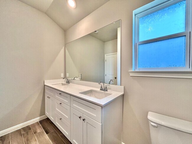 Building Photo - Charming 3-Bed, 2-Bath Home with Modern Up...