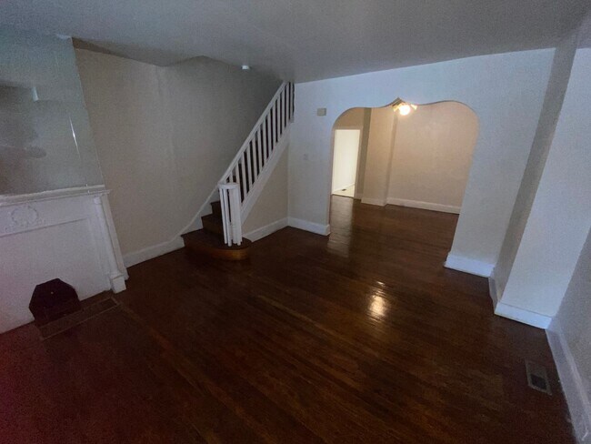 Building Photo - 3 Bedroom w/ Skylight and Stainless Steel