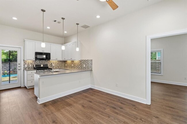Building Photo - 720 Pedernales St