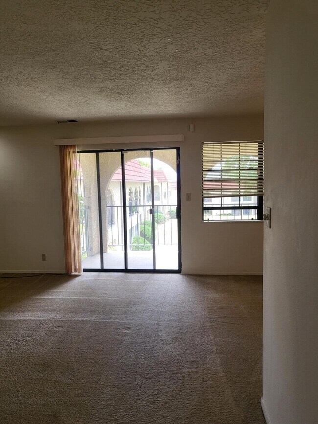 Building Photo - 827 Country Club Dr SE