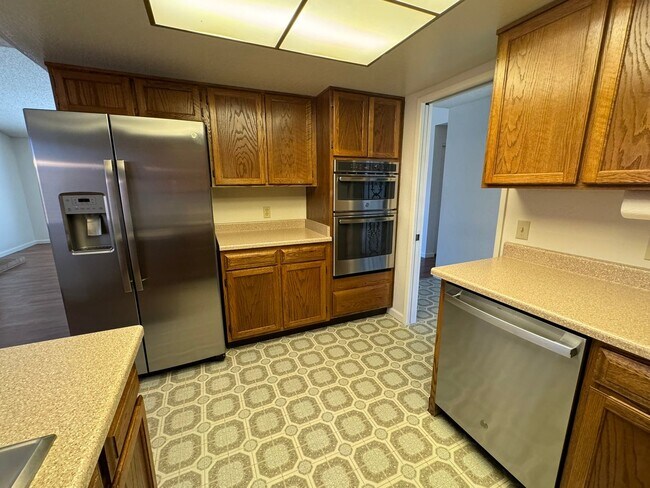 Building Photo - 3 Bedroom 2 bath with beautiful landscapin...