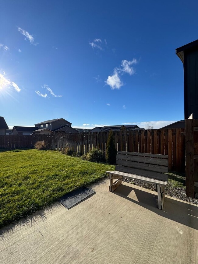 Building Photo - Newly Renovated & Ready to Impress!