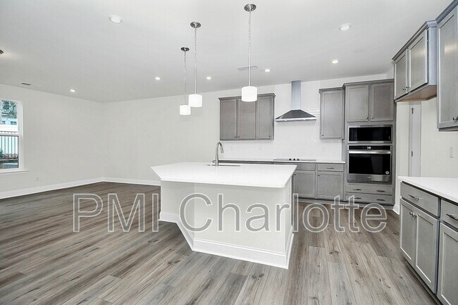 Building Photo - 6029 Mariemont Cir