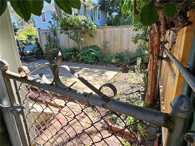 Building Photo - 10 Cherry St