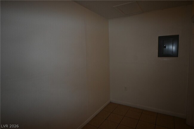 Building Photo - 1007 C St