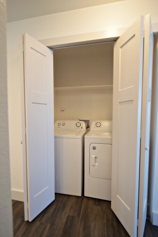 Building Photo - 100 Parkview Ct