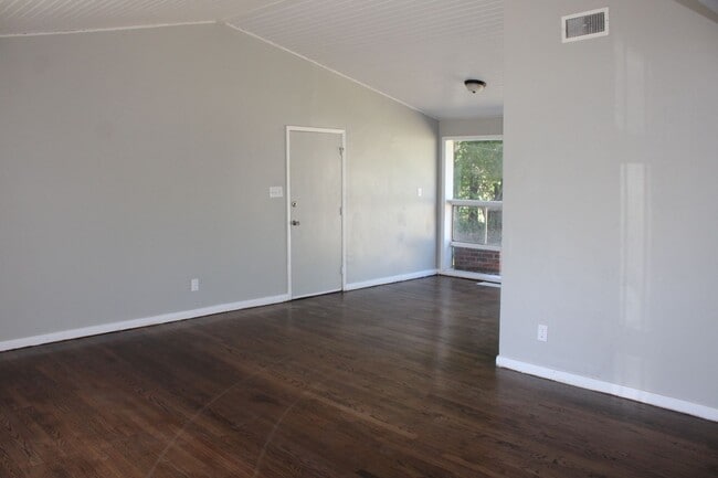 Building Photo - In the Heart of Midwest City *FIRST FULL MONTH FREE!!