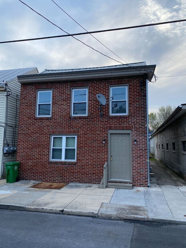 Primary Photo - 137 N West