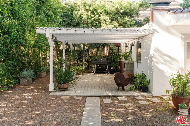 Building Photo - 2027 Canyon Dr