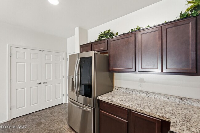 Building Photo - 4162 N Thurston Ln
