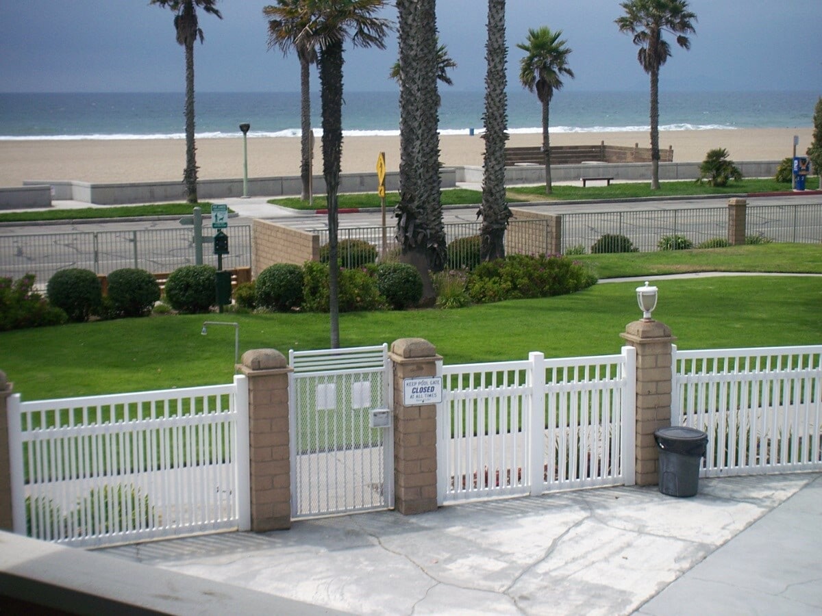 Building Photo - 380 E Surfside Dr