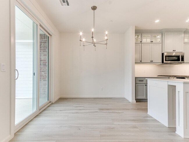 Building Photo - Luxury, Zero Maintenance Living Edmond Townhome