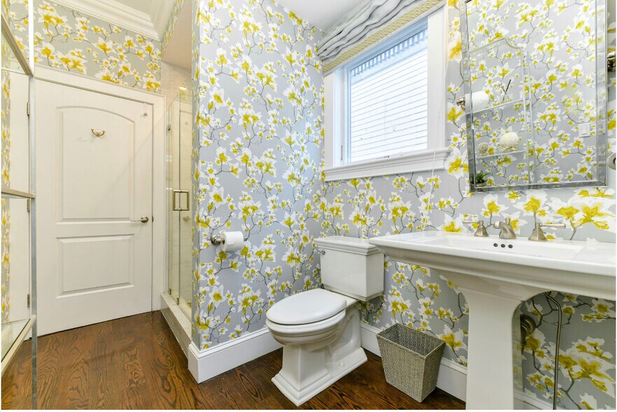 Bath living level - 846 E Broadway