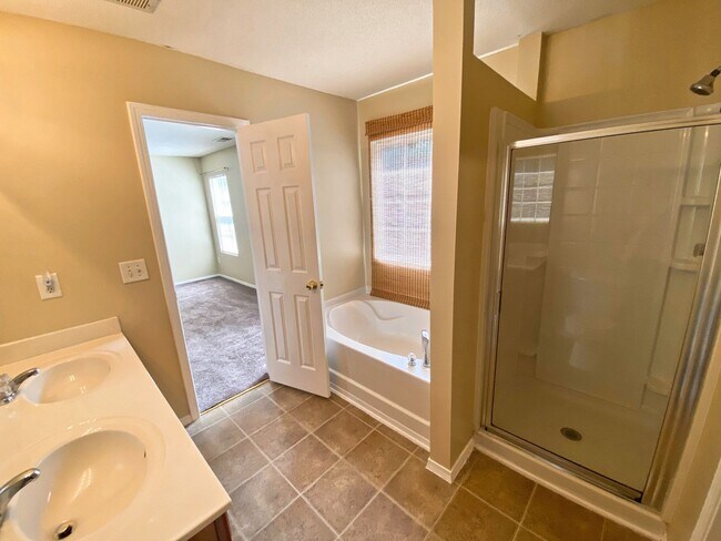 Building Photo - LOCATION IS KEY!!  4 Bedroom House in the ...