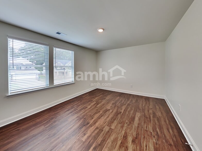 Building Photo - 868 Carnaby Ln