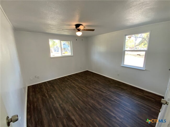 Building Photo - 911 N Penelope St