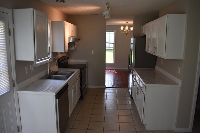 Building Photo - Beautiful 3-Bedroom Home