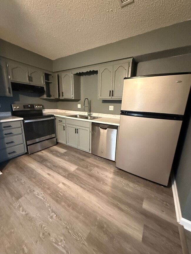 Building Photo - Spacious 3-bedroom, 1.5-bath townhome available