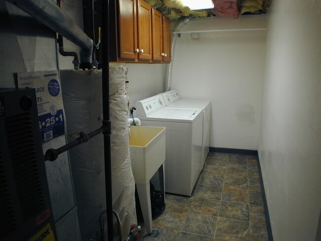 Building Photo - House For Lease
