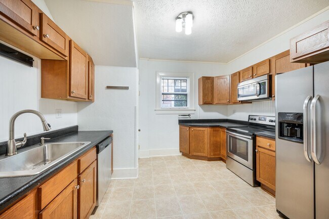 Building Photo - Beautifully updated House in Rivermont