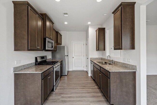 Building Photo - Lovely 3 BR, 2.5 BA Townhome, Centrally lo...