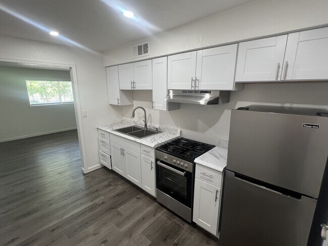 Building Photo - 1325 N 48th St