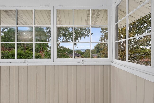 Building Photo - Charming 4BR / 3BA Historic Home with Big Backyard! BR VA