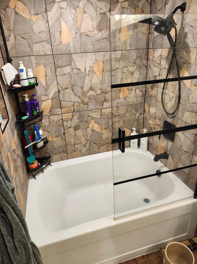 Building Photo - 533 NE 3rd Ave