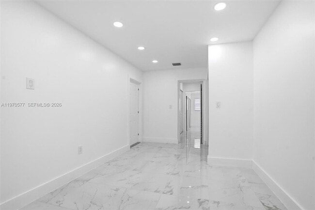 Building Photo - 5521 SW 104th Ave