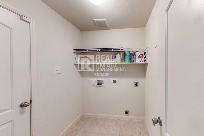 Building Photo - 3 Bedroom Single-Story Home available For ...