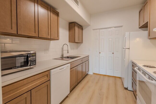 Building Photo - $500.00 MOVE-IN CREDIT TOWARDS FIRST MONTH RENT!!!!!!!! Beautiful Santa Rita Townhome in Sahuarita!!
