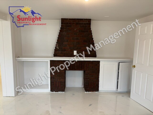Building Photo - 3 Bed 1.5 Bath Home on Large Corner Lot