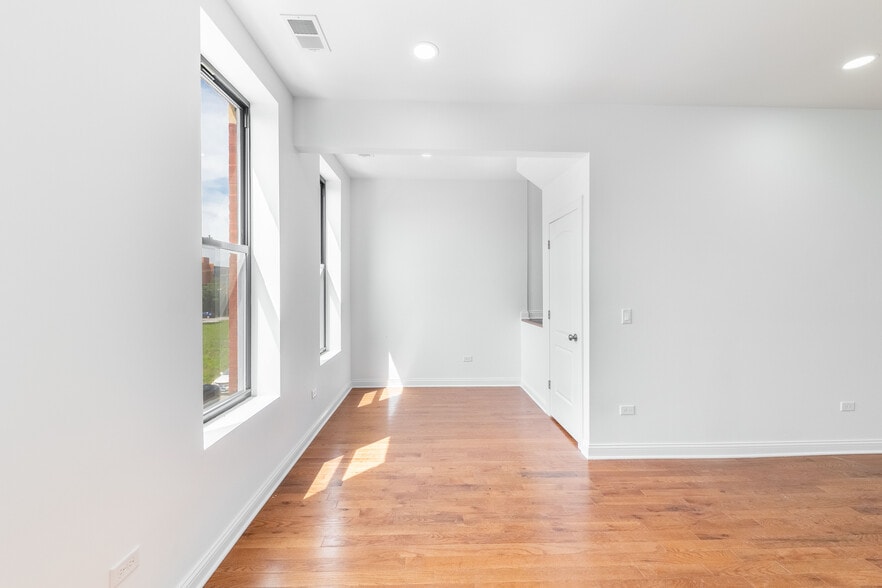 Building Photo - 914 W 19th Plz