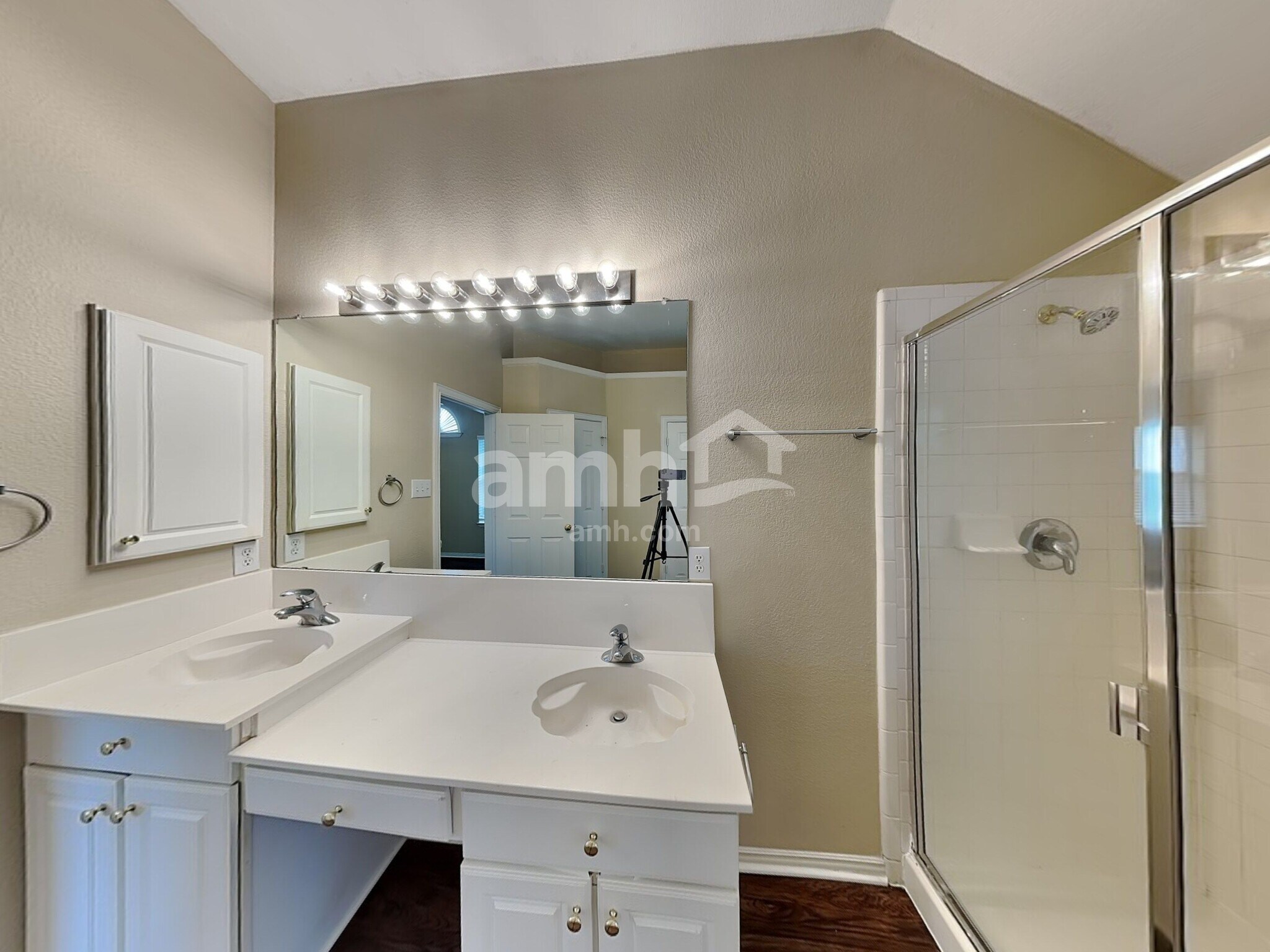 Building Photo - 2430 Fieldcrest Dr