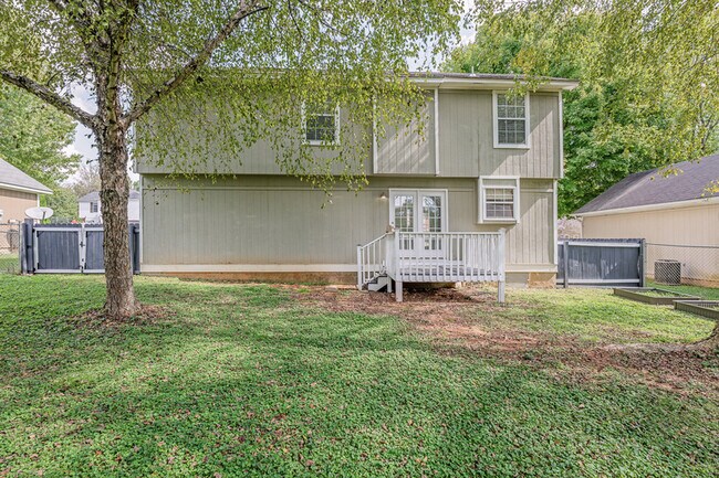 Building Photo - 123 River Oaks Dr