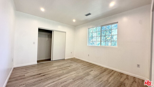 Building Photo - 16023 Wyandotte St