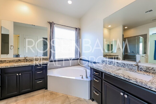 Building Photo - Stunning 4-bedrooms, 3-baths home in the h...